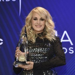 Carrie Underwood posando con su premio de los Country Music Association Awards 2018