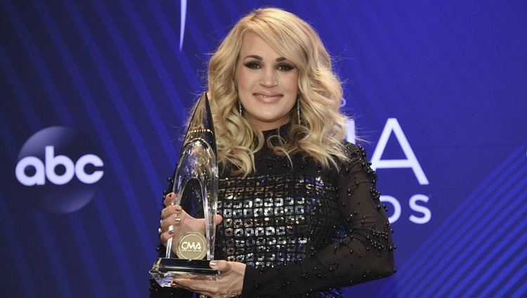 Carrie Underwood posando con su premio de los Country Music Association Awards 2018