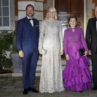 Los Reyes Harald y Sonia y los Príncipes Haakon y Mette-Marit de Noruega en el 70 cumpleaños del Príncipe Gales