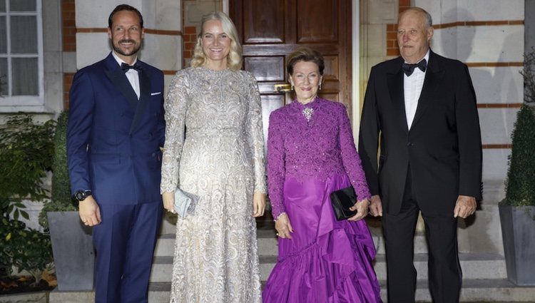 Los Reyes Harald y Sonia y los Príncipes Haakon y Mette-Marit de Noruega en el 70 cumpleaños del Príncipe Gales