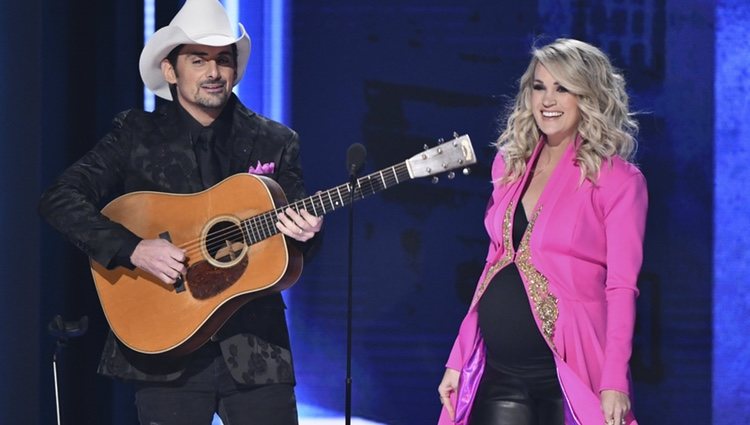 Brad Paisley y Carrie Underwood durante su actuación en los Country Music Association Awards 2018