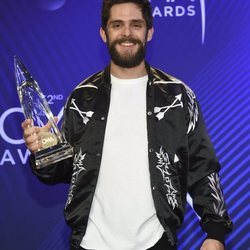 Thomas Rhett posando con su premio de los Country Music Association Awards 2018