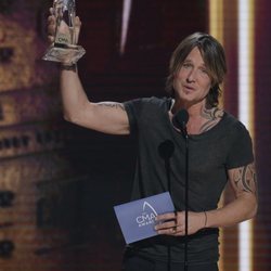 Keith Urban recogiendo su premio de los Country Music Association Awards 2018