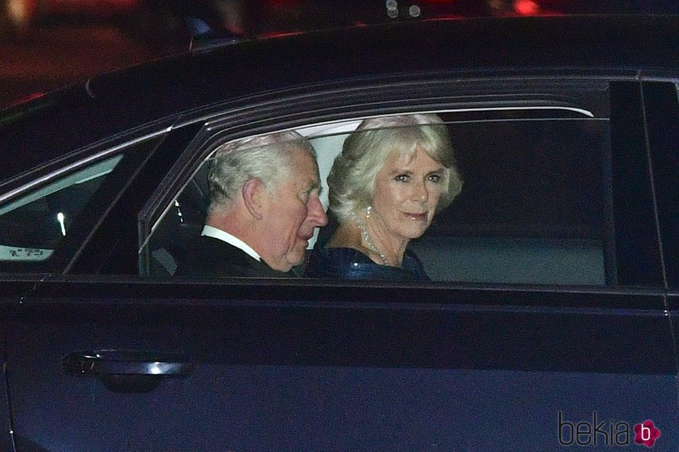 El Príncipe Carlos y Camilla Parker en la cena por el 70 cumpleaños del Príncipe de Gales