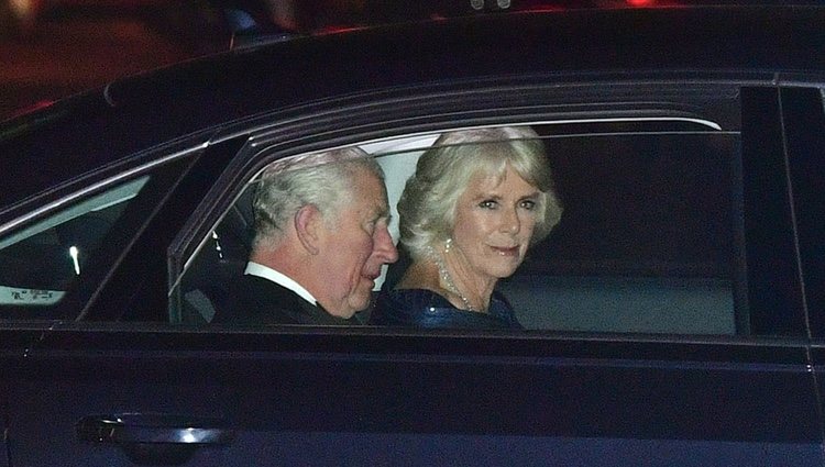 El Príncipe Carlos y Camilla Parker en la cena por el 70 cumpleaños del Príncipe de Gales