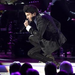 Sebastián Yatra actuando en la gala de Persona del Año de los Grammy Latinos 2018