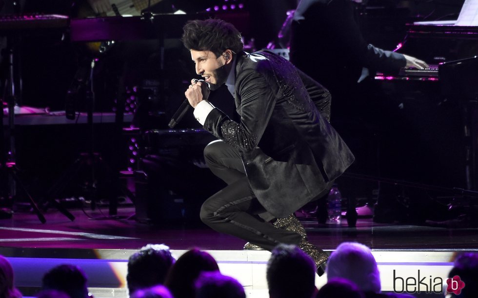 Sebastián Yatra actuando en la gala de Persona del Año de los Grammy Latinos 2018