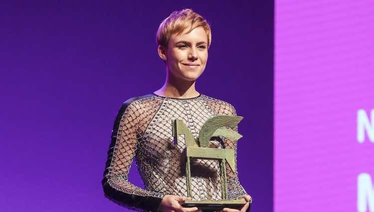 Aura Garrido posando con su galardón en los Premios Ondas 2018