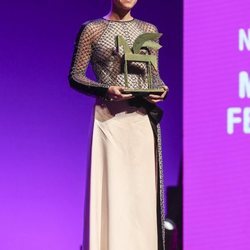 Aura Garrido posando con su galardón en los Premios Ondas 2018