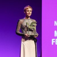 Aura Garrido posando con su galardón en los Premios Ondas 2018