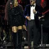 IZA y Juan David Castaño, de Piso 21 actuando en la gala de Persona del Año de los Grammy Latinos 2018