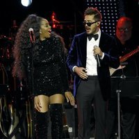 IZA y Juan David Castaño, de Piso 21 actuando en la gala de Persona del Año de los Grammy Latinos 2018