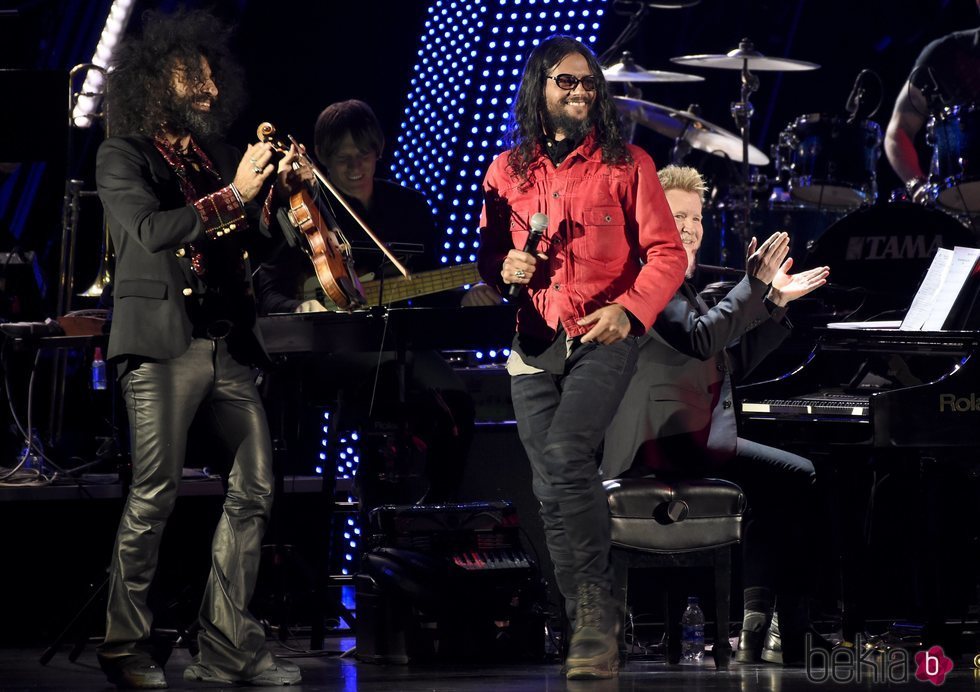 Draco Rosa y Ara Malikian durante la gala de Persona del Año de los Grammy Latinos 2018