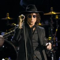 Enrique Bunbury actuando en la gala de Persona del Año de los Grammy Latinos 2018