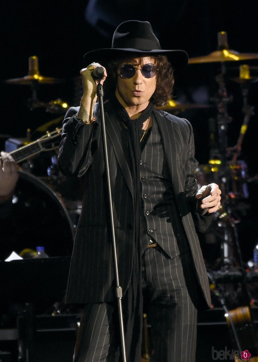 Enrique Bunbury actuando en la gala de Persona del Año de los Grammy Latinos 2018