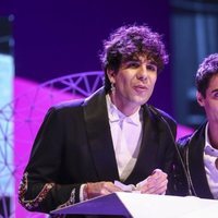 Javier Ambrossi y Javier Calvo recogiendo su galardón en los Premios Ondas 2018