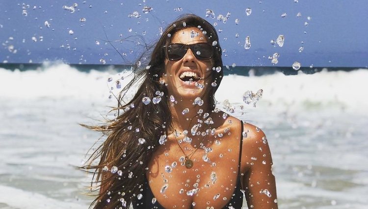 Anabel Pantoja disfrutando de unos días en la playa