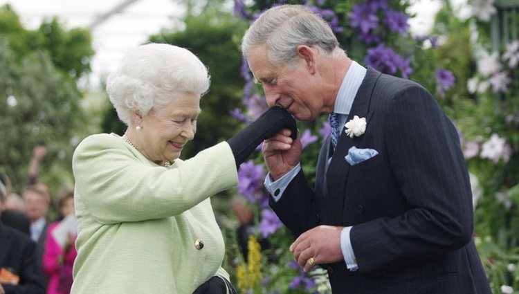 El Príncipe Carlos de Inglaterra besando la mano a la Reina Isabel II