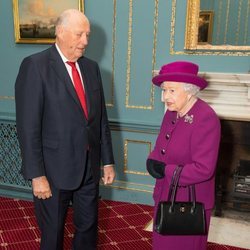 Harald de Noruega durante un encuentro con Isabel II en Londres