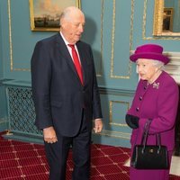 Harald de Noruega durante un encuentro con Isabel II en Londres