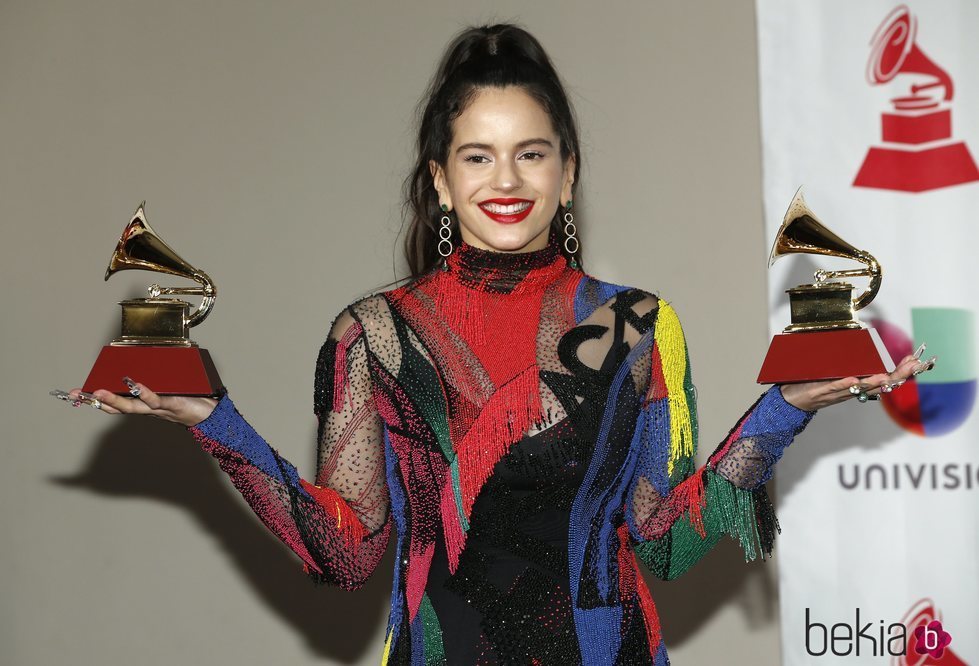 Rosalía con los dos premios ganados en los Grammy Latinos 2018