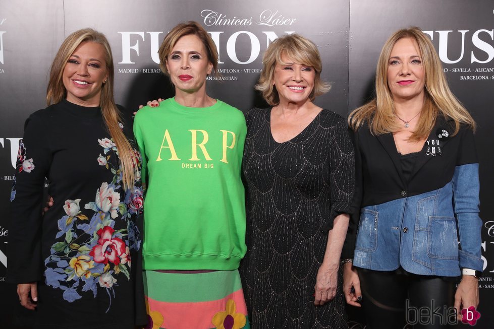 Mila Ximénez, Agatha Ruiz de la Prada, Belén Estaban y Belén Rodríguez posando