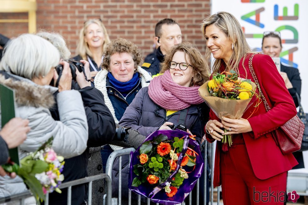 Máxima de Holanda posa para una foto con una ciudadana en Utrecht