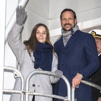 Haakon e Ingrid Alexandra de Noruega tras bautizar el barco Príncipe Haakon