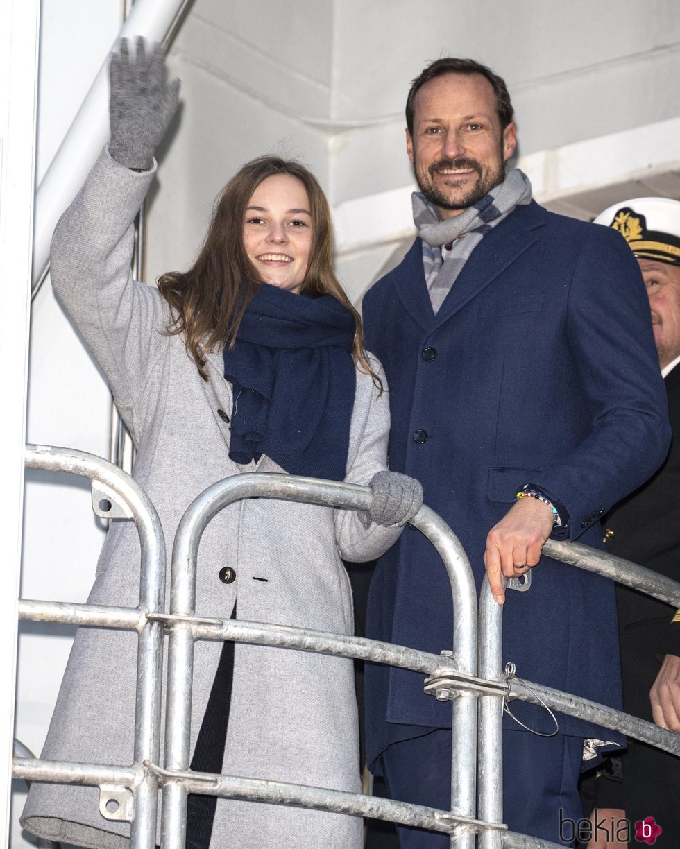 Haakon e Ingrid Alexandra de Noruega tras bautizar el barco Príncipe Haakon