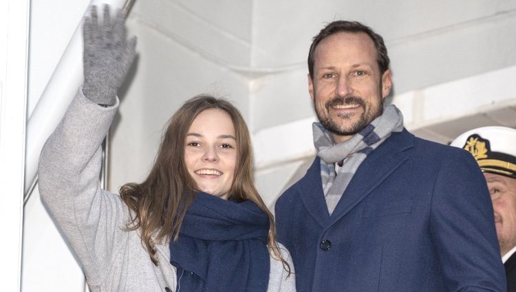 Haakon e Ingrid Alexandra de Noruega tras bautizar el barco Príncipe Haakon