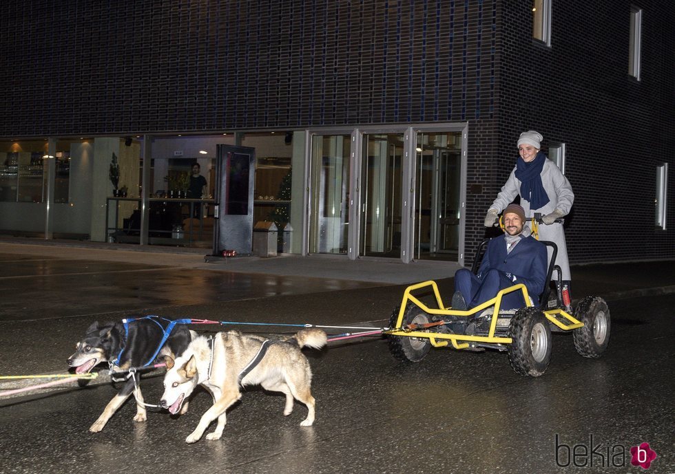 Ingrid Alexandra lleva a Haakon de Noruega en un transporte tirado por perros