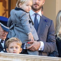 Pierre Casiraghi sostiene en brazos a Stefano Casiraghi-Borromeo en el Día Nacional de Mónaco 2018