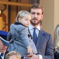 Pierre Casiraghi sostiene en brazos a Stefano Casiraghi-Borromeo en el Día Nacional de Mónaco 2018