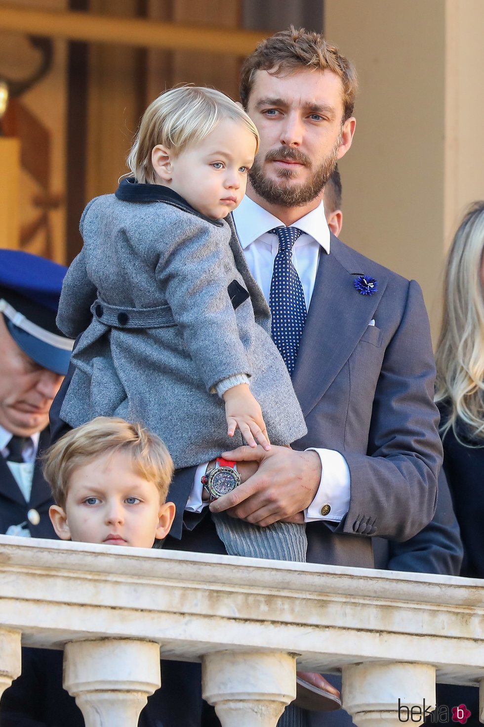 Pierre Casiraghi sostiene en brazos a Stefano Casiraghi-Borromeo en el Día Nacional de Mónaco 2018