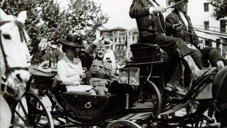 Francisco Franco y Carmen Polo paseando por Sevilla en un carro de caballos