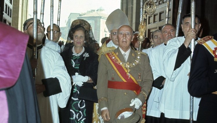 Francisco Franco y Carmen Polo entrando bajo palio en una iglesia