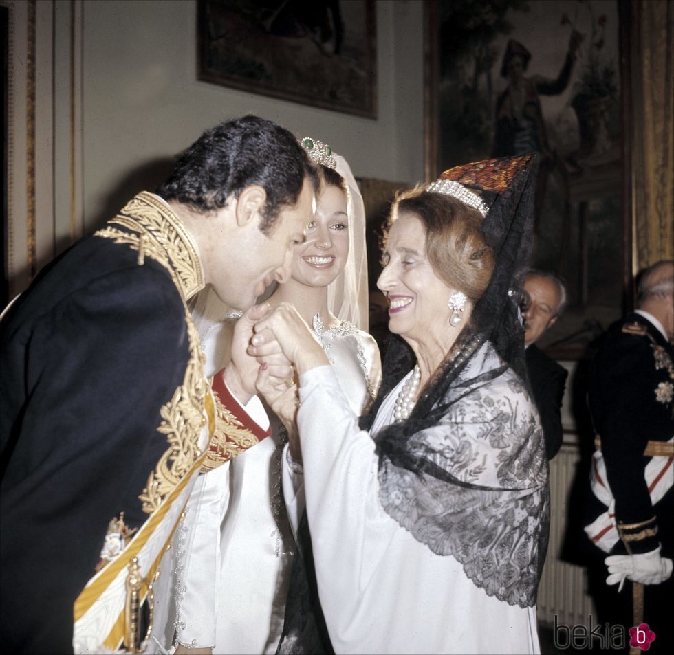 Alfonso de Borbón besando a Carmen Polo el día de su boda con Carmen Martínez-Bordiú