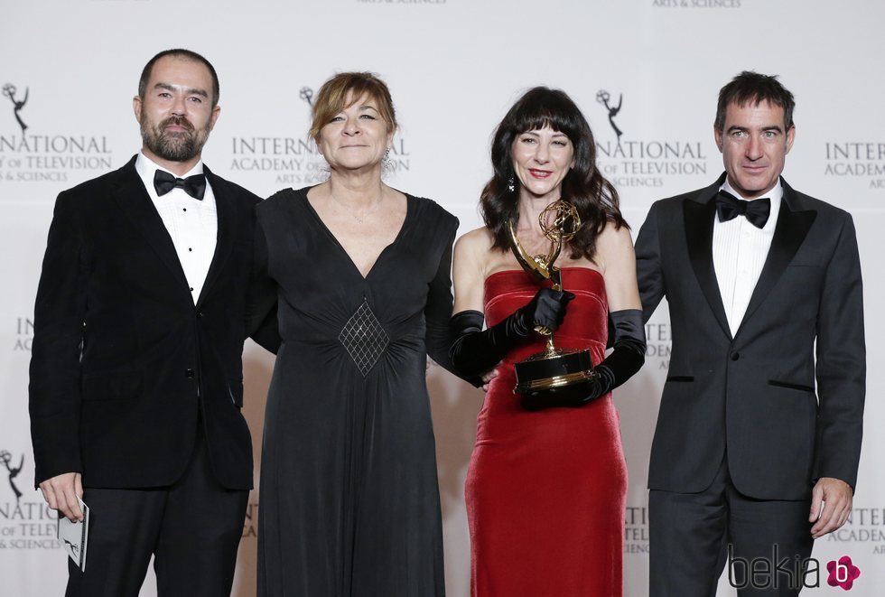 Alex Pina y Sonia Maríinez y compañía tras recoger el Premio Emmy de 'La Casa de Papel'