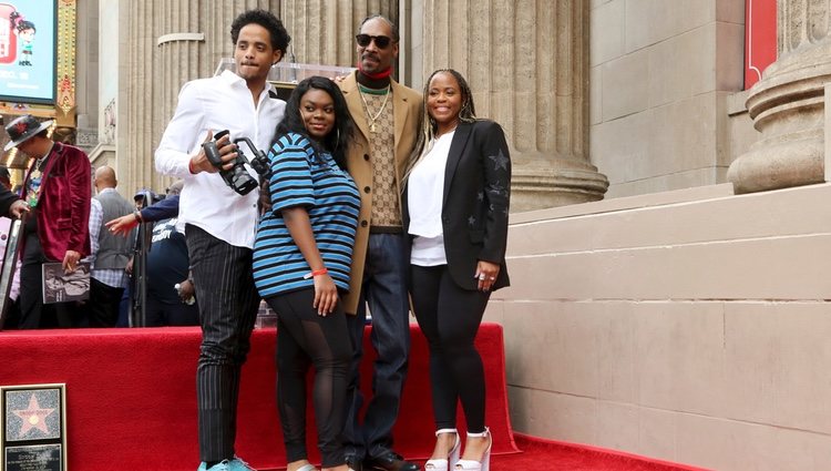 Snoop Dogg y su familia en el Paseo de la Fama de Hollywood