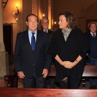 Alfonso Díez, Curro Romero y Carmen Tello en la misa por el cuarto aniversario de la muerte de la Duquesa de Alba