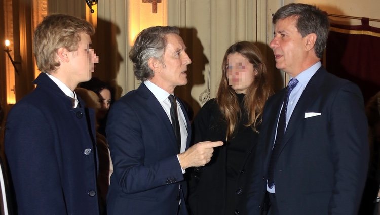 Alfonso Díez hablando con Cayetano Martínez de Irujo en la misa por el cuarto aniversario de la muerte de la Duquesa de Alba