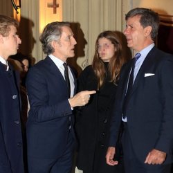 Alfonso Díez hablando con Cayetano Martínez de Irujo en la misa por el cuarto aniversario de la muerte de la Duquesa de Alba