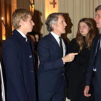 Alfonso Díez hablando con Cayetano Martínez de Irujo en la misa por el cuarto aniversario de la muerte de la Duquesa de Alba