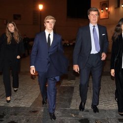 Cayetano Martínez de Irujo con sus hijos Luis y Amina y su novia Bárbara Mirjan en la misa por el cuarto aniversario de la muerte de la Duquesa de Alba