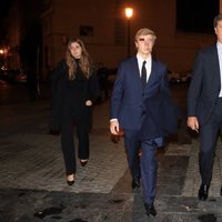 Cayetano Martínez de Irujo con sus hijos Luis y Amina y su novia Bárbara Mirjan en la misa por el cuarto aniversario de la muerte de la Duquesa de Alba