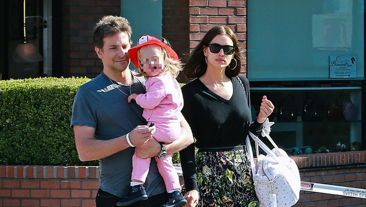 Irina Skayk y Bradley Cooper con su hija Lea