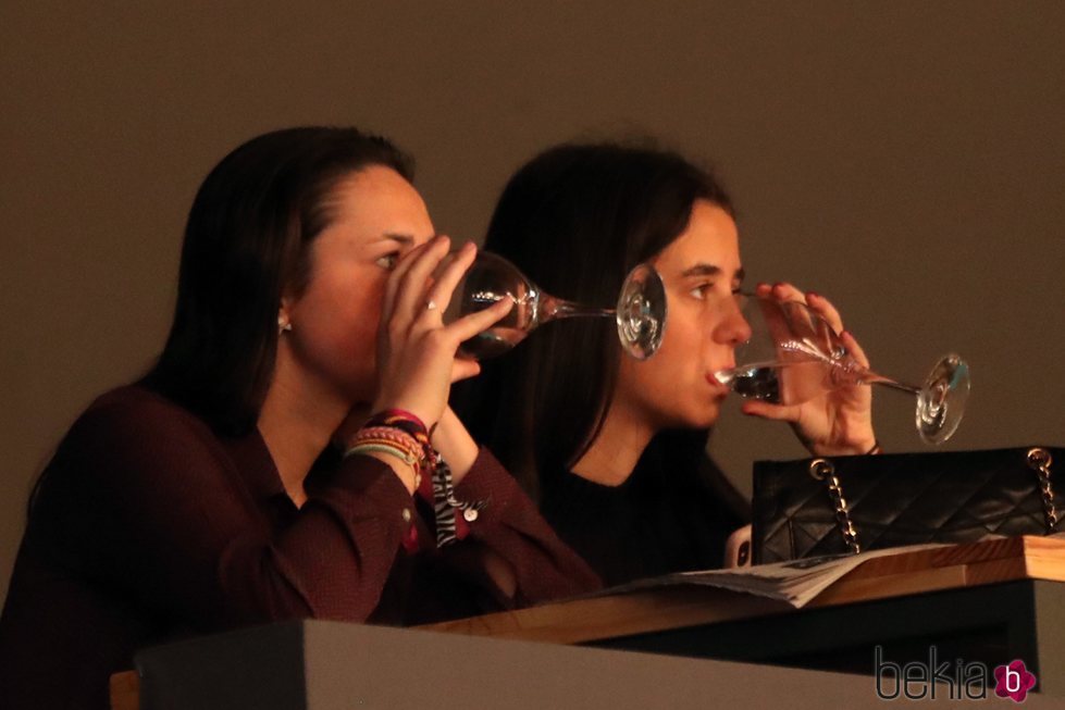 Victoria Federica tomándose una copa en la Madrid Horse Week 2018