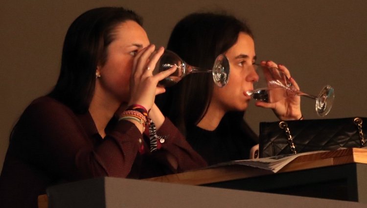 Victoria Federica tomándose una copa en la Madrid Horse Week 2018