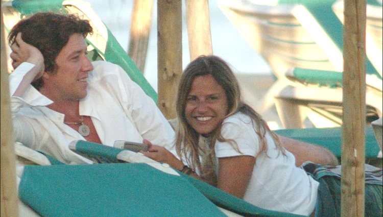 Eugenia Martínez de Irujo y Nicolás Vallejo-Nágera en una playa de Marbella