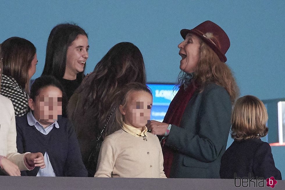 La Infanta Elena ríe divertida junto a Victoria Federica en el Madrid Horse Week 2018